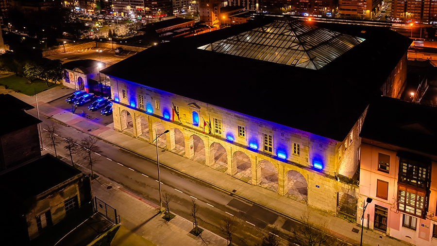 Edificio histórico de Santander iluminado con el color azul de la Policía Nacional.